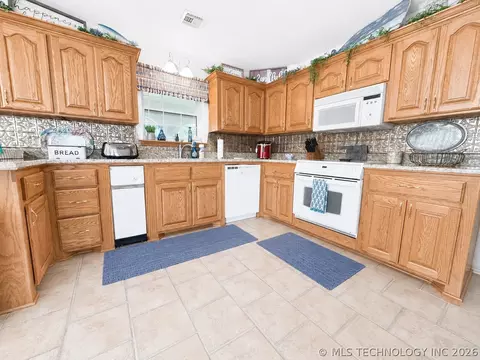 Kitchen - 114537 Spring Crk, Eufaula, OK 74432 photo 2 of 4
