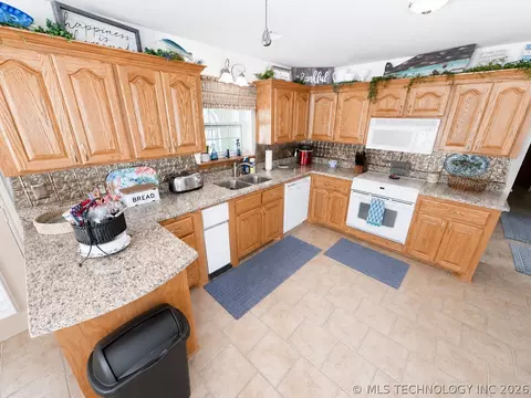 Kitchen - 114537 Spring Crk, Eufaula, OK 74432 photo 1 of 4