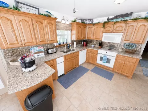 Kitchen - 114537 Spring Crk, Eufaula, OK 74432 photo 1 of 4