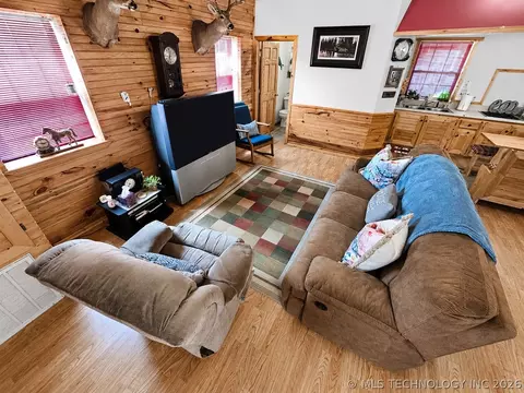 Living - 114537 Spring Crk, Eufaula, OK 74432 photo 5 of 6