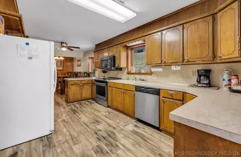 Kitchen - 56853 E 318 Rd, Jay, OK 74346 photo 5 of 6