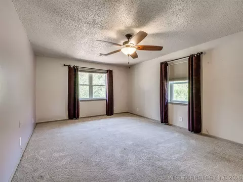 Bedroom - 1082 Gaines Creek Loop, Eufaula, OK 74432 photo 2 of 6