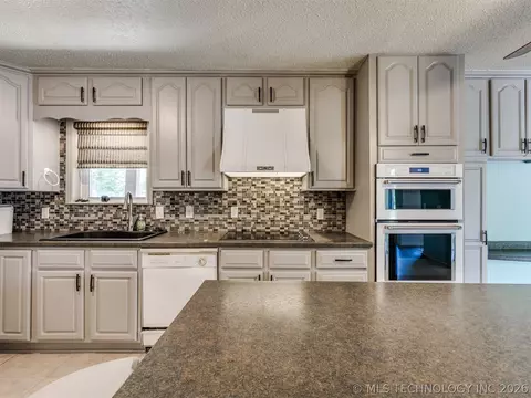 Kitchen - 1082 Gaines Creek Loop, Eufaula, OK 74432 photo 4 of 6