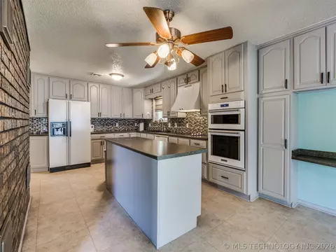 Kitchen - 1082 Gaines Creek Loop, Eufaula, OK 74432 photo 3 of 6