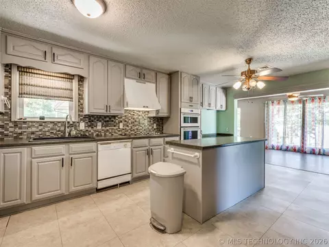 Kitchen - 1082 Gaines Creek Loop, Eufaula, OK 74432 photo 5 of 6