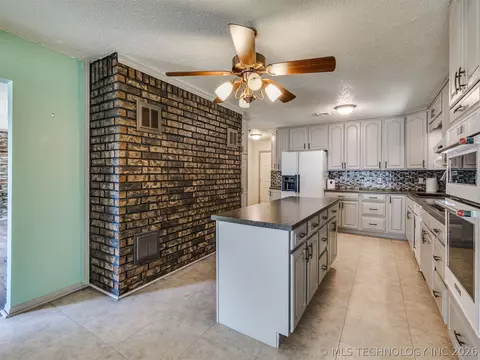 Kitchen - 1082 Gaines Creek Loop, Eufaula, OK 74432 photo 2 of 6