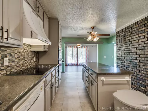 Kitchen - 1082 Gaines Creek Loop, Eufaula, OK 74432 photo 6 of 6