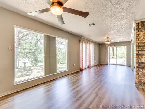 Living - 1082 Gaines Creek Loop, Eufaula, OK 74432 photo 10 of 16