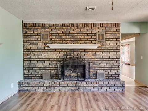 Living - 1082 Gaines Creek Loop, Eufaula, OK 74432 photo 6 of 16