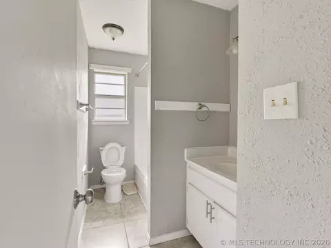 Bath - 2125 E Bent Tree Dr, Ada, OK 74820 photo 2 of 3