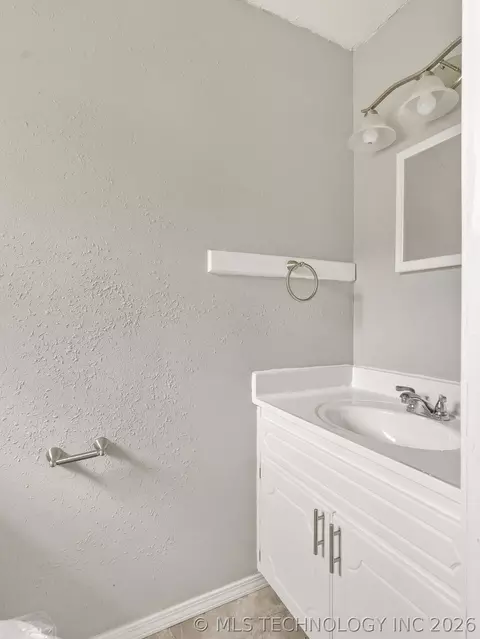 Bath - 2125 E Bent Tree Dr, Ada, OK 74820 photo 1 of 3