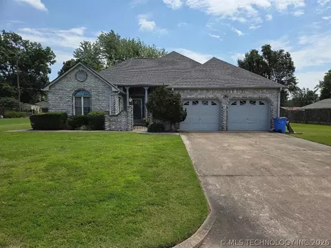112 Circle Dr, Checotah, OK 74426
