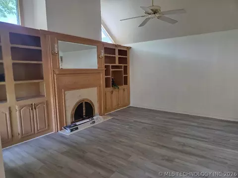 Living - 112 Circle Dr, Checotah, OK 74426 photo 3 of 5