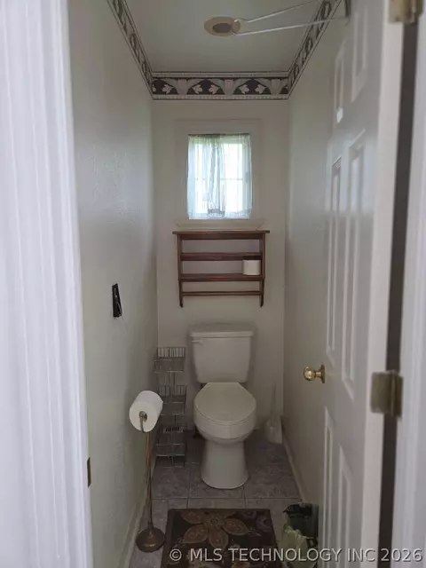 Bath - 112 Circle Dr, Checotah, OK 74426 photo 3 of 5