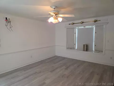 Living - 112 Circle Dr, Checotah, OK 74426 photo 4 of 5