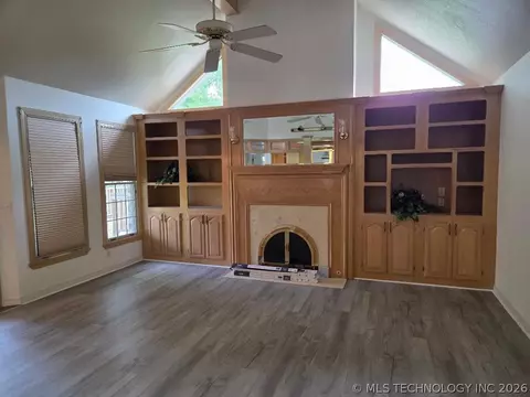 Living - 112 Circle Dr, Checotah, OK 74426 photo 2 of 5