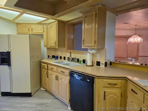 Kitchen - 112 Circle Dr, Checotah, OK 74426 photo 3 of 4