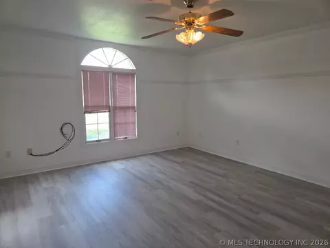 Living - 112 Circle Dr, Checotah, OK 74426 photo 5 of 5