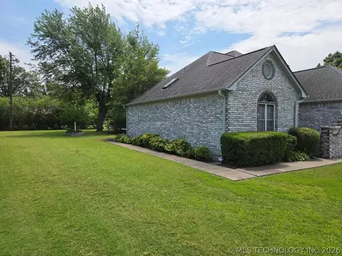 Exterior - 112 Circle Dr, Checotah, OK 74426 photo 3 of 6