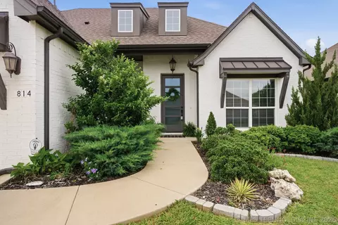 Exterior - 814 E Delmar Pl, Broken Arrow, OK 74012 photo 3 of 4