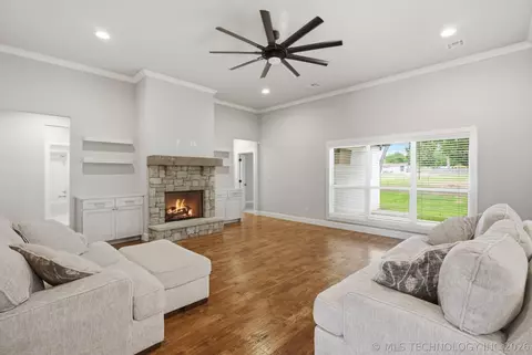 Living - 814 E Delmar Pl, Broken Arrow, OK 74012 photo 1 of 5
