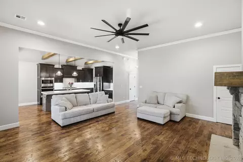 Living - 814 E Delmar Pl, Broken Arrow, OK 74012 photo 5 of 5