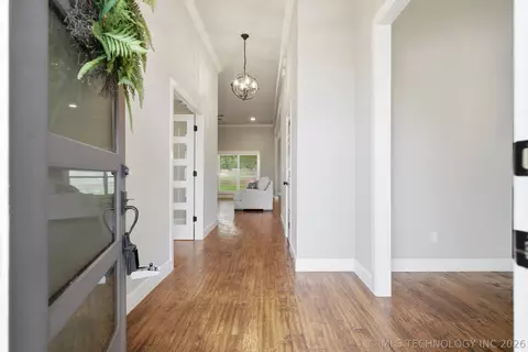 Entry Way - 814 E Delmar Pl, Broken Arrow, OK 74012 photo 1 of 5