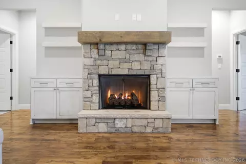 Living - 814 E Delmar Pl, Broken Arrow, OK 74012 photo 4 of 5