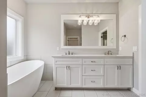 Bath - 814 E Delmar Pl, Broken Arrow, OK 74012 photo 2 of 6