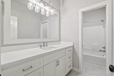 Bath - 814 E Delmar Pl, Broken Arrow, OK 74012 photo 4 of 6