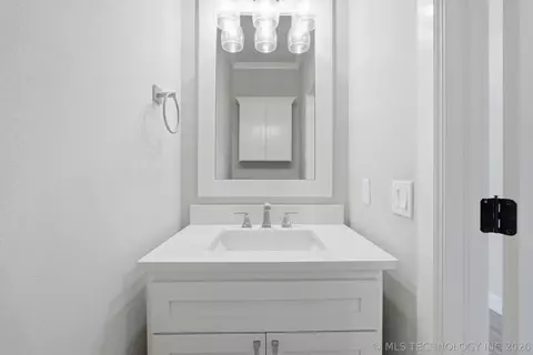 Bath - 814 E Delmar Pl, Broken Arrow, OK 74012 photo 6 of 6