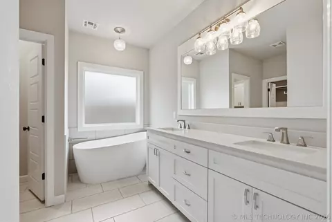 Bath - 814 E Delmar Pl, Broken Arrow, OK 74012 photo 1 of 6