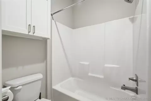 Bath - 814 E Delmar Pl, Broken Arrow, OK 74012 photo 5 of 6