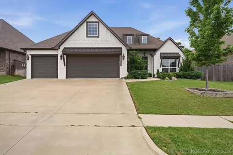 Exterior - 814 E Delmar Pl, Broken Arrow, OK 74012 photo 2 of 4