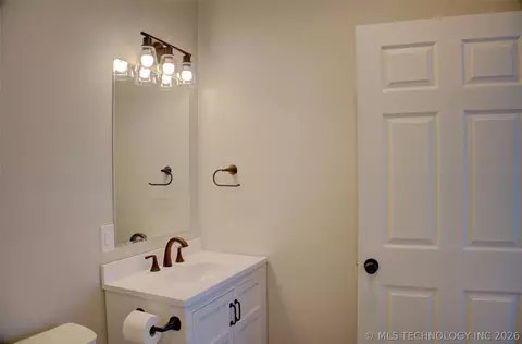 Bath - 1106 E 6th St, Okmulgee, OK 74447 photo 7 of 10