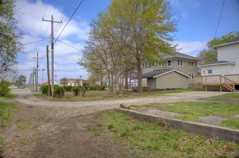 Exterior - 1106 E 6th St, Okmulgee, OK 74447 photo 7 of 8