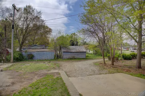 Exterior - 1106 E 6th St, Okmulgee, OK 74447 photo 6 of 8