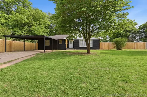 909 W 9th St, Ada, OK 74820