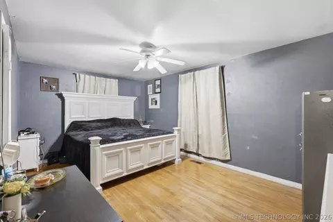 Bedroom - 909 W 9th St, Ada, OK 74820 photo 3 of 5