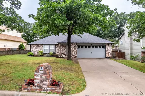 6902 Silver Oak Dr, Tulsa, OK 74107