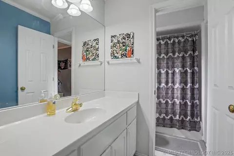 Bath - 8622 E 100th Pl, Tulsa, OK 74133 photo 4 of 6