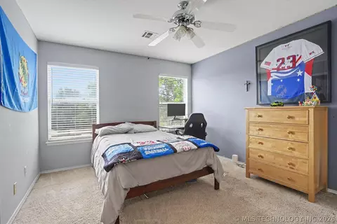 Bedroom - 8622 E 100th Pl, Tulsa, OK 74133 photo 4 of 5