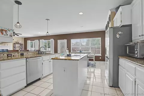 Kitchen - 8622 E 100th Pl, Tulsa, OK 74133 photo 2 of 2