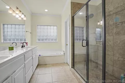 Bath - 8622 E 100th Pl, Tulsa, OK 74133 photo 2 of 6