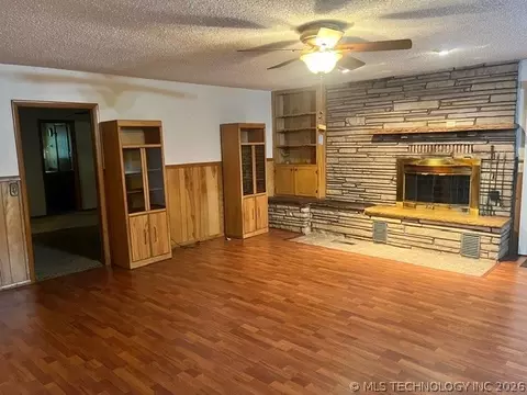 Living - 603 7th Ave, Warner, OK 74469 photo 3 of 11