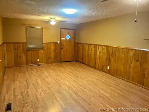 Living - 603 7th Ave, Warner, OK 74469 photo 10 of 11