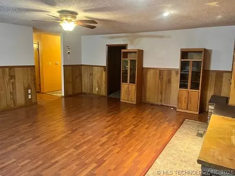Living - 603 7th Ave, Warner, OK 74469 photo 2 of 11