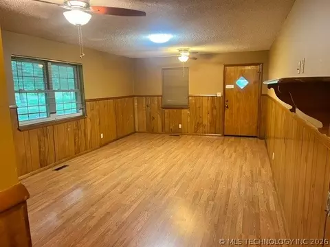 Living - 603 7th Ave, Warner, OK 74469 photo 6 of 11