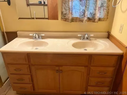 Bath - 603 7th Ave, Warner, OK 74469 photo 7 of 7
