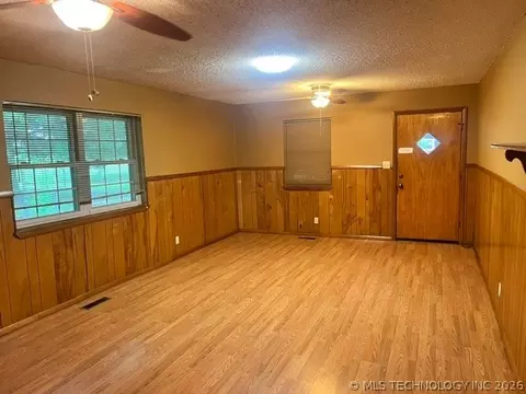 Living - 603 7th Ave, Warner, OK 74469 photo 7 of 11